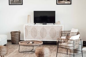 TV stolíky – spojujeme design a praktičnost ve vašem obývacím pokoji